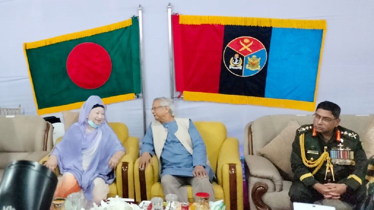 অনুষ্ঠান শুরুর আগে বিএনপি চেয়ারপারসন খালেদা জিয়ার সঙ্গে সাক্ষাৎ করেন প্রধান উপদেষ্টা। ছবি: সংগৃহীত