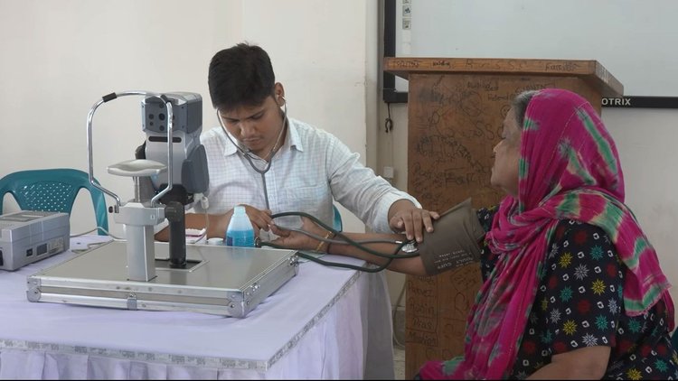 রাজধানীর ভাসানটেক, করাইল ও সাততলা বস্তি এলাকার প্রায় এক হাজার সুবিধাবঞ্চিত মানুষ বিনা মূল্যে চক্ষু চিকিৎসাসেবা পেয়েছেন। ছবি: জিয়াউর রহমান ফাউন্ডেশন