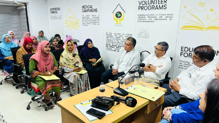 সুবিধাবঞ্চিত কর্মজীবী নারীদের সঙ্গে মতবিনিময় সভা করেছেন জুবাইদা রহমান। ছবি: বিএনপির মিডিয়া সেল