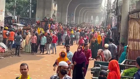 আশুলিয়ায় মজুরি বৃদ্ধির দাবিতে শ্রমিক বিক্ষোভ, পুলিশসহ আহত ১৫