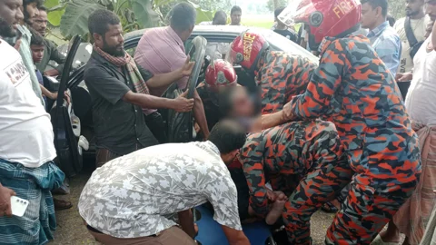 নিয়ন্ত্রণ হারিয়ে গাছের সঙ্গে প্রাইভেট কারের ধাক্কায় শিশু নিহত