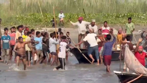 এমপির নেতৃত্বে ইলিশ সংরক্ষণ অভিযানে জেলেদের হামলা, আটক ৪১