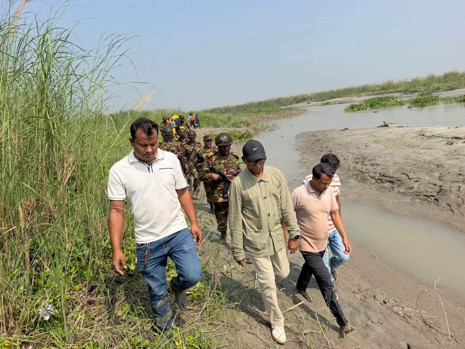 ইলিশ সংরক্ষণ অভিযানে সংসদ সদস্য সাঈদ আহমেদ আসলাম। ছবি: আজকের পত্রিকা