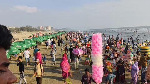 টানা ছুটিতে কক্সবাজারে পর্যটকের ঢল