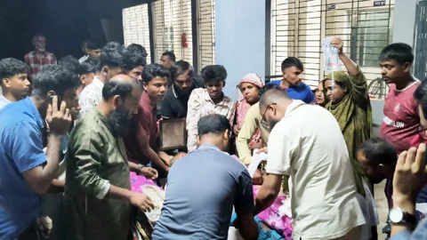 ট্রাকের ধাক্কায় ইজিবাইক থেকে ছিটকে পড়ে যাত্রী নিহত