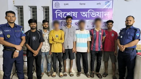কুমিল্লায় কিশোর গ্যাংবিরোধী পুলিশের অভিযানে আটক আরও ৩৫১ জন