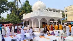 দুপুরে পূর্ণসেবার মধ্য দিয়ে শেষ হচ্ছে সাধুসঙ্গ, অনুষ্ঠান ও গ্রামীণ মেলা চলবে আরো এক দিন