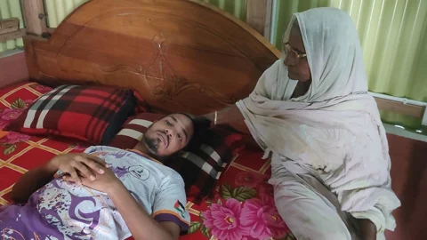 লেগুনায় উঠেই চেতন হারান মামুন, চোখ খুলে দেখেন হাত-পা বাঁধা
