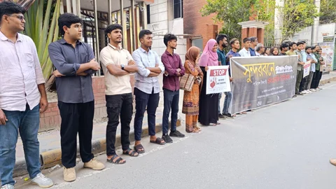 সুন্দরবনে এলএনজি টার্মিনাল নির্মাণের প্রতিবাদে খুলনায় মানববন্ধন
