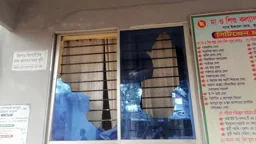 চিকিৎসকের অবহেলায় নবজাতকের মৃত্যুর অভিযোগ, খুলনায় মা ও শিশু কল্যাণ কেন্দ্রে ভাঙচুর