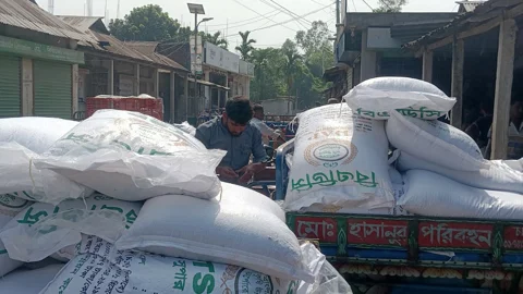 কর্মকর্তাদের সামনেই কৃত্রিম সংকট দেখিয়ে চড়া দামে সার বিক্রির অভিযোগ