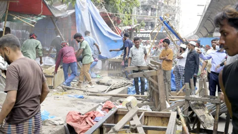 গুলিস্তানের ফুলবাড়িয়া সুপারমার্কেট-সংলগ্ন শতাধিক দোকান উচ্ছেদ, মালামাল জব্দ