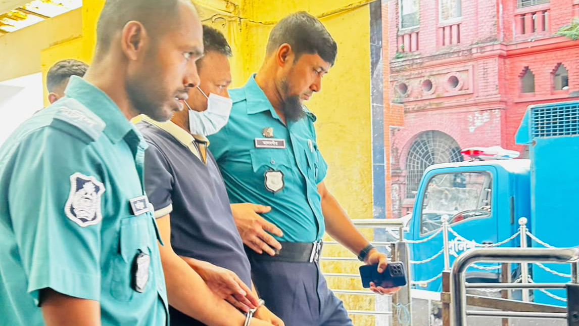 আদালতের আদেশের পর আজ রোববার দুপুরে ওয়াকিল হোসেন বগাকে কারাগারে নিয়ে যায় পুলিশ। ছবি: সংগৃহীত