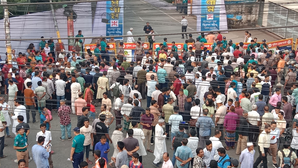 প্রধানমন্ত্রীর আগমন উপলক্ষে চট্টগ্রাম নগরীর রহমতগঞ্জ জেএমসেন হলের মুখে উৎসুক জনতার ভিড়। ছবি: আজকের পত্রিকা