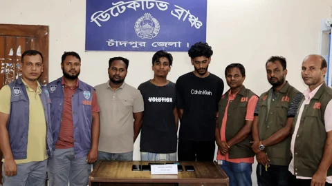 অনলাইনে ইলিশ বিক্রির নামে প্রতারণা, চক্রের আরও ৩ জন গ্রেপ্তার