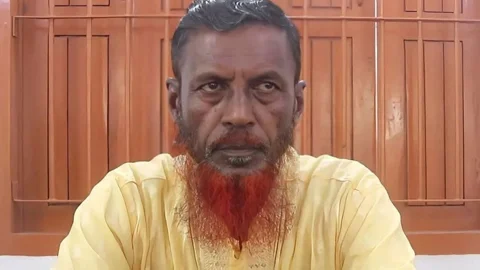 টুঙ্গিপাড়ায় জুয়ার আড্ডায় চেয়ারম্যানের টাকা লেনদেনের ভিডিও ভাইরাল