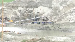 ইজারার আড়ালে চাড়ালকাটা নদী কেটে বালুর বাণিজ্য, ঝুঁকিতে তিস্তা সেচ ক্যানেল