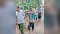 ‘মাদক অভিযানের’ নামে যুবককে কোমরে দড়ি বেঁধে পায়ের তলায় পেটালেন বিএনপি নেতা