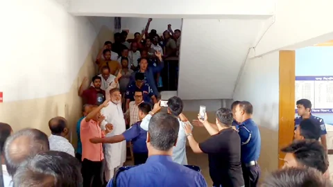 আসামিদের ‘জয় বাংলা’ স্লোগানে উত্তেজনা, আদালত চত্বরে হামলায় আহত পুলিশ