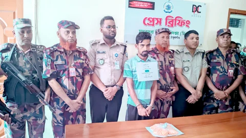 আড়াই ঘণ্টার ধাওয়া, চলন্ত ট্রাকে ঝুলে ৩২ লাখের ইয়াবা জব্দ করলেন সিপাহি