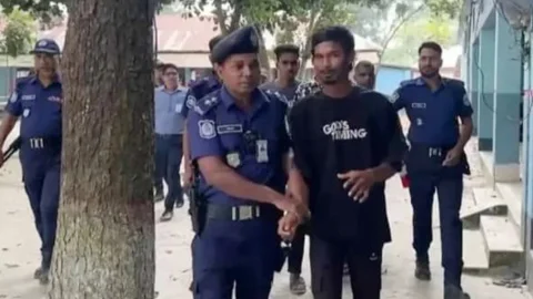 ভোটকেন্দ্রে জাল ভোটের চেষ্টা, হাতেনাতে ধরা তিন শিক্ষার্থী