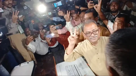 ভোট দিয়ে বিএনপির প্রার্থী মির্জা ফয়সল বললেন, ‘শতভাগ জয়ের ব্যাপারে আশাবাদী’