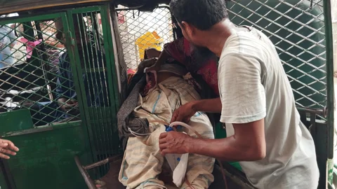 ঢামেকে অ্যাম্বুলেন্স ধর্মঘট গড়াল দ্বিতীয় দিনে, ভোগান্তি চরমে