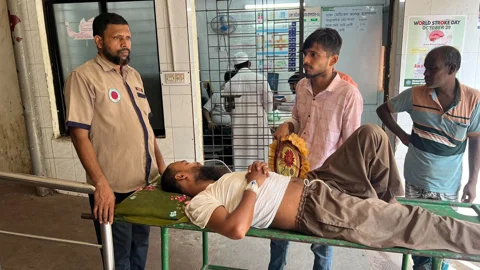 ৭ দিনের আলটিমেটাম দিয়ে ঢামেকের অ্যাম্বুলেন্স ধর্মঘট স্থগিত 
