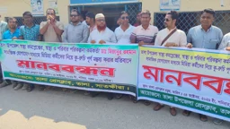 ফেসবুকে সাংবাদিকদের নিয়ে মন্তব্য, তালা উপজেলা স্বাস্থ্য কর্মকর্তার বিরুদ্ধে মানববন্ধন