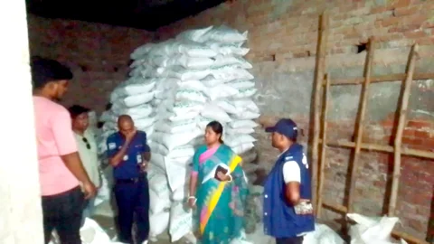 সব সার বিতরণের দাবি ডিলারের, গুদামে মিলল ১৫০০ বস্তা