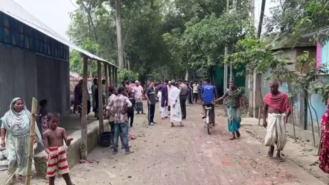 মসজিদে নামাজ পড়া নিয়ে দুই পক্ষের সংঘর্ষ, আহত ২০ 