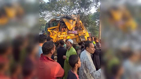 নাটোরে বাস-ট্রাক সংঘর্ষ: মৃতের সংখ্যা বেড়ে ১১, আহত অন্তত ৩০