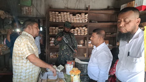 খাদ্যপণ্যে রং, ওজনে কম দেওয়ায় জরিমানা