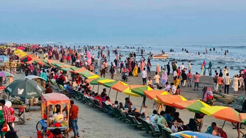 ঘুড়ি উৎসব ও চিত্রাঙ্কন প্রতিযোগিতায় মুখর কুয়াকাটা, পর্যটকের ঢল
