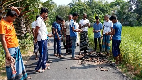 নির্মাণের এক সপ্তাহেই পায়ের ঘষায় উঠে যাচ্ছে কার্পেটিং