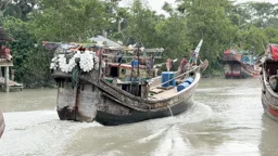 নিষেধাজ্ঞা শেষে সাগরে জাল ফেলতেই আবহাওয়ার চোখরাঙানি