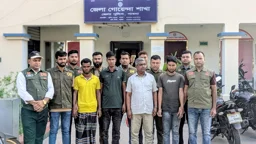 পাবনায় অস্ত্র-গুলিসহ চার ‘অস্ত্র ব্যবসায়ী’ গ্রেপ্তার