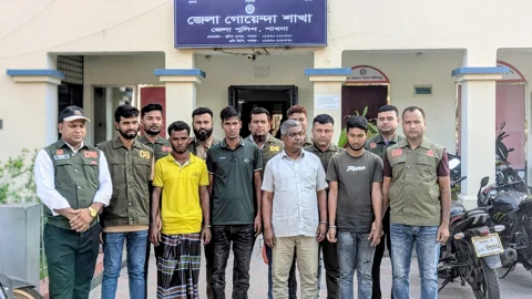 পাবনায় অস্ত্র-গুলিসহ চার ‘অস্ত্র ব্যবসায়ী’ গ্রেপ্তার
