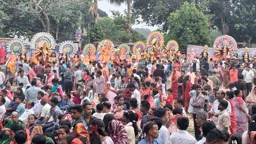 বিসর্জনের আগে দশমী মাঠে অর্ধশতাধিক প্রতিমার উৎসব