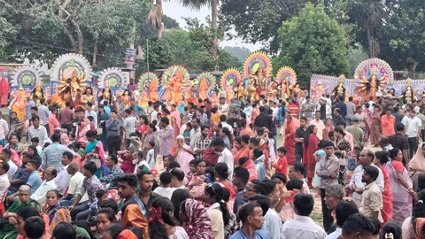 বিসর্জনের আগে দশমী মাঠে অর্ধশতাধিক প্রতিমার উৎসব