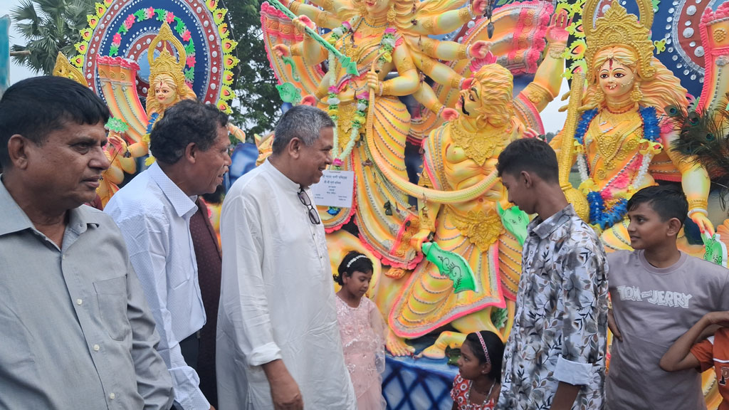 বিসর্জনের আগে বিভিন্ন পূজামণ্ডপ থেকে দশমী মাঠে আনা হয় প্রতিমাগুলো। ছবি: আজকের পত্রিকা
