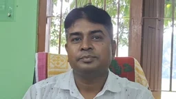 শিবালয়ে জেলেদের চাল বিতরণে অনিয়ম, প্রশ্ন করায় দুই সাংবাদিককে হেনস্তা
