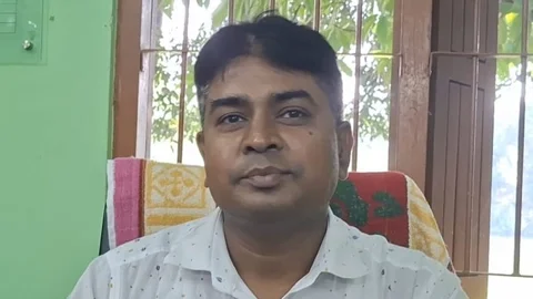 শিবালয়ে জেলেদের চাল বিতরণে অনিয়ম, প্রশ্ন করায় দুই সাংবাদিককে হেনস্তা