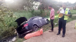 ফটিকছড়িতে খাদে পড়া প্রাইভেট কারে ৪০ লিটার চোলাই মদ, চালক পলাতক
