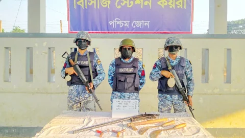 সুন্দরবনে দস্যু-কোস্ট গার্ডের বন্দুকযুদ্ধ, উদ্ধার ৫ জেলে