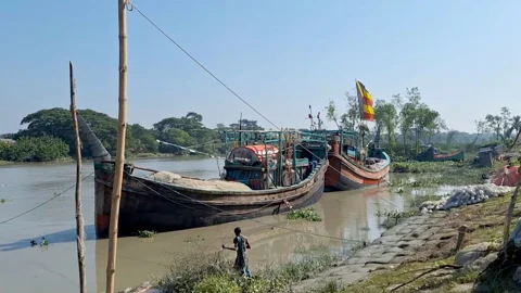 নিষেধাজ্ঞা শেষ, ইলিশ ধরতে সাগরে যাওয়ার প্রস্তুতি বরগুনার জেলেদের