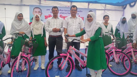 তালায় ৮০ মেধাবী শিক্ষার্থী পেল বিনা মূল্যে বাইসাইকেল