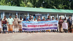 বঙ্গোপসাগরে অবৈধ ট্রলিং বন্ধের দাবি জেলে ও ব্যবসায়ীদের
