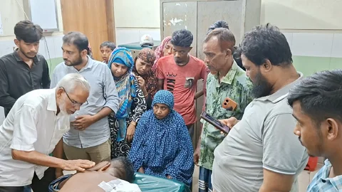 বাগেরহাটে বাংলালিংকের বিক্রয় প্রতিনিধিকে কুপিয়ে টাকা-সিম ছিনতাই