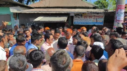হাতীবান্ধায় সার না পেয়ে ক্ষুব্ধ কৃষক, ঘণ্টাব্যাপী মহাসড়ক অবরোধ 